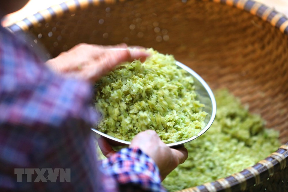 Hoy día, gracias a las máquinas, el tiempo para hacer el Com se reduce significativamente. Sin embargo, todavía se necesitan casi cinco horas para completar un lote de Com. Para hacer un kilogramo de Com, se necesitan de cinco a siete kilogramos de arroz. (Fuente: VNA)