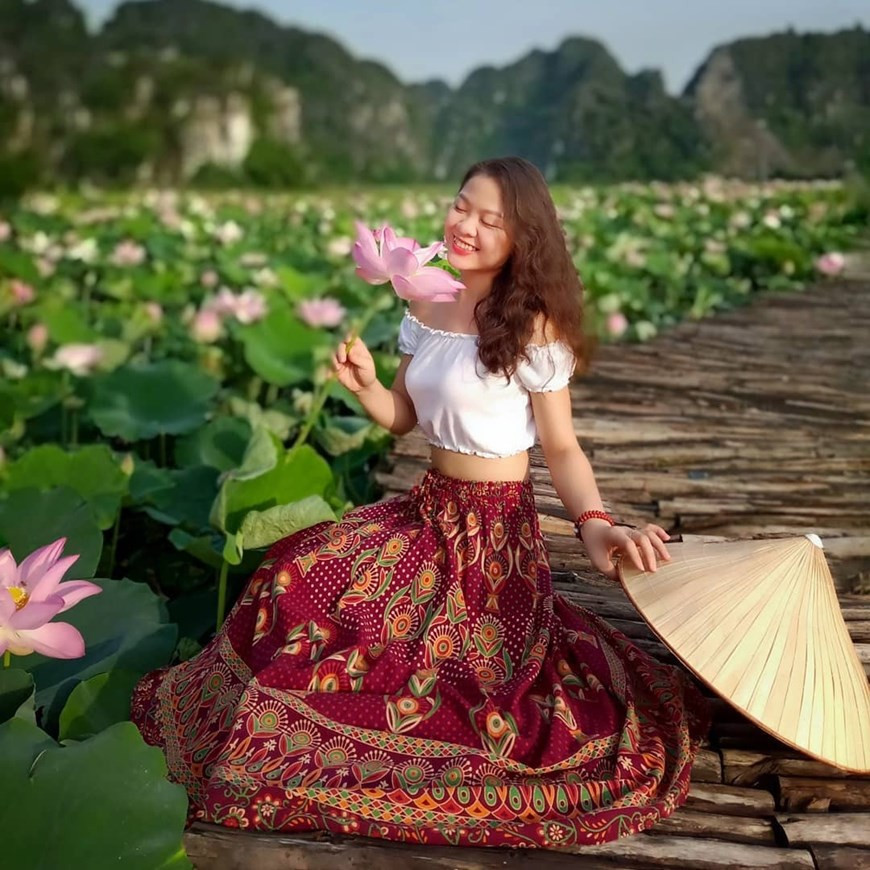 Ubicado justo al pie de la montaña Ngoa Long, desde la aparición de este lago de loto, este lugar se vuelve poético. Ngoa Long es una montaña rocosa, con una estructura y forma similar a la montaña Bai Tho en Ha Long o Ngu Hanh Son en Da Nang. Mientras que en otros lugares el loto se ha desvanecido, este lago las flores brotan durante todo el año. El loto que se planta aquí es una variedad japonesa que el gobierno local puso en cultivo de prueba para crear el paisaje y desarrollar el turismo local. Esta es una especie que florece durante meses en lugar de solo una temporada corta (Foto: Vietnam+)