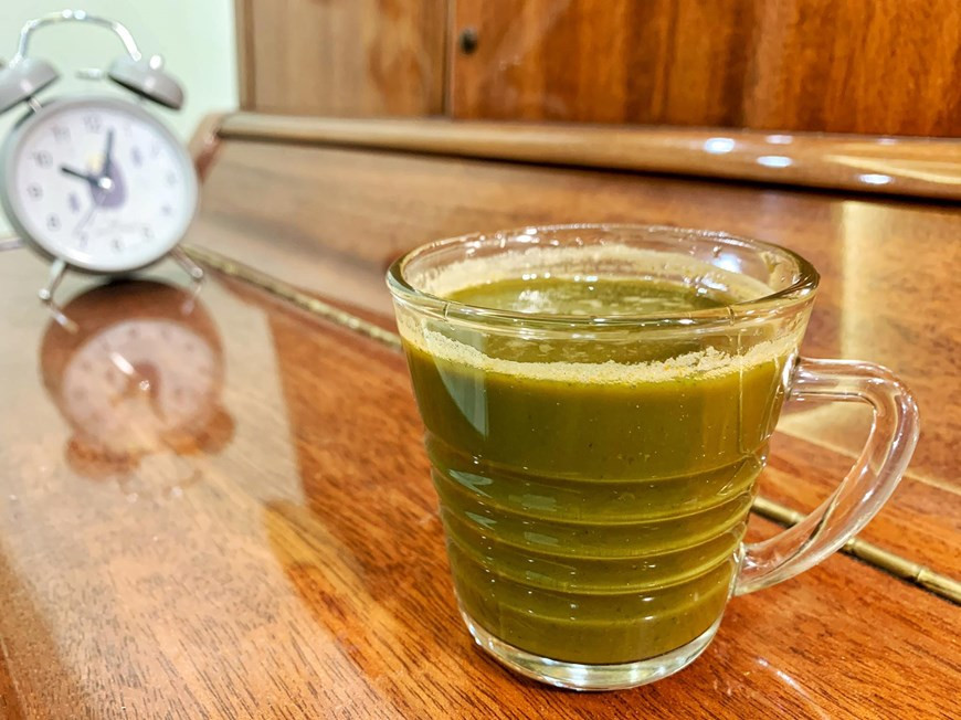 Al mezclar los cinco jugos anteriores (excepto la leche de coco porque esta es la grasa insoluble en agua), el jugo tendrá un hermoso color, sabor dulce pero una pequeña concentración de perilla y apio. Dado que contiene vegetales con altas propiedades medicinales, esta bebida ayuda a fortalecer la defensa corporal durante la pandemia de COVID-19. Consumir de manera continuada este jugo también es una forma excelente de mantener un buen tránsito intestinal. Y en cierta forma, sus nutrientes podrían ayudar a proteger la mucosa del estómago, alimentar las bacterias saludables del intestino y combatir el estreñimiento. (Foto: Mai Mai / Vietnam +)