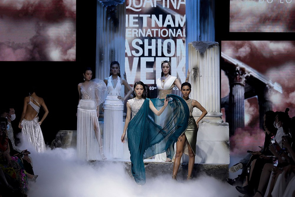 Los colores principales de la colección son el blanco, el dorado y el verde musgo, que se han cambiado por turno para crear la unidad para toda la colección. (Fuente:VNA)