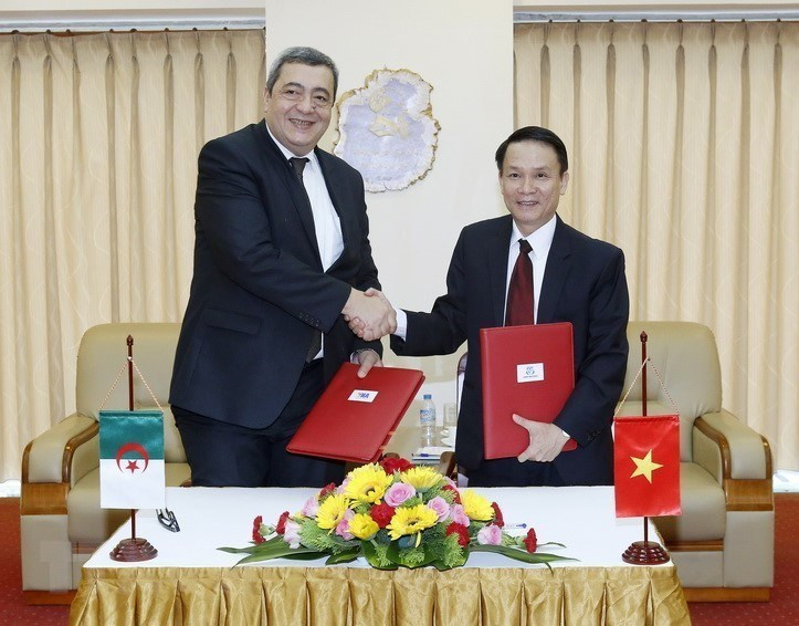 El director general de la VNA, Nguyen Duc Loi, y el director general del Servicio de Prensa de Argelia (APS), Abdelhamid Kacha, rubricaron un acuerdo de cooperación bilateral en Hanoi, el 14 de junio de 2017 (Foto: VNA)