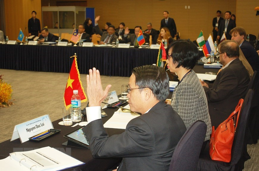 El director general de la VNA, Nguyen Duc Loi, y otros delegados participantes en la XXXIX Reunión del Comité Ejecutivo de OANA, efectuada en la capital surcoreana Seúl, del 16 al 17 de noviembre de 2015 (Foto: VNA)
