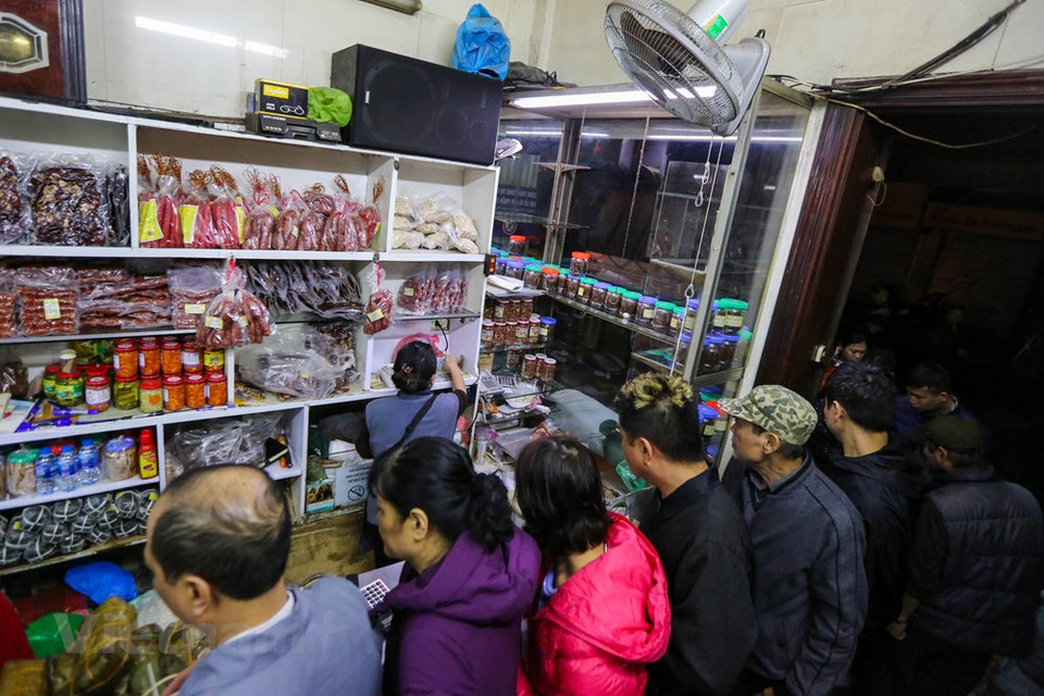 Los clientes todavía llaman a ese establecimiento con el nombre de "tienda de la etapa de subsidios" porque cada año nuevo muchas personas vienen aquí a comprar Banh Chung, una ofrenda para venerar a los antepasados en ocasión del Tet (Año Nuevo Lunar), la fiesta tradicional más importante de Vietnam. De forma cuadrada y grueso, Banh Chung se prepara con arroz glutinoso relleno con frijoles verdes cocinados al vapor y macerados, carne de cerdo sazonada con pimienta, cebolla y otros ingredientes que se envuelven en hojas Dong (Phrynium placentarium) y se hierve a fuego lento durante horas. (Fuente: Minh Son / Vietnam +)