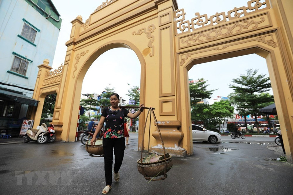 La especialidad Com (arroz glutinoso tierno) de la aldea de Vong sigue ahí mientras la capital Hanoi se ha urbanizado día a día, los terrenos para el cultivo de arroz ya no están disponibles y la escala de producción tampoco es la misma que antes. La mayoría de los pobladores que se especializan en ese trabajo en la aldea de Vong han dejado el oficio, solamente quedan varias familias. (Fuente:VNA)