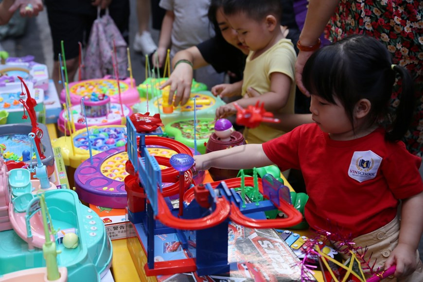 Una tienda de juguetes del Festival de Medio Otoño en la calle de Hang Ma acapara la atención de los menores (Fuente:VNA)