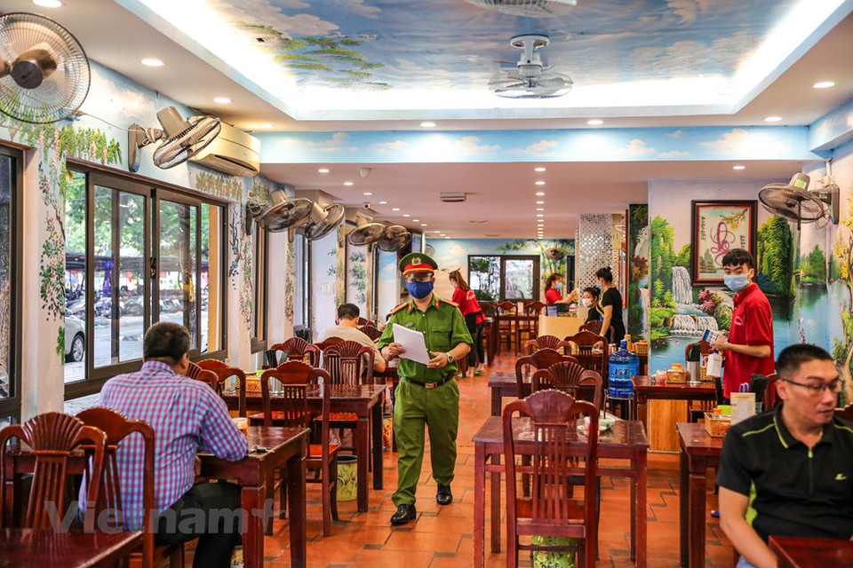 Anteriormente, el Comité Popular de la ciudad de Hanoi recomendó a los pobladores no salir de la casa a menos que sea necesario, lavarse las manos con frecuencia, cubrirse la boca al toser, mantener el distanciamiento físico entre las personas y el uso de mascarillas, además del autoaislamiento y el seguimiento para las personas sospechosas de estar infectadas, con el fin de evitar la transmisión del letal virus ante los riegos de rebrotes. Se trata de una epidemia ocasionada por el virus coronavirus 2 del síndrome respiratorio agudo grave (SARS-CoV-2). Se identificó por primera vez en diciembre de 2019 en la ciudad china de Wuhan. La Organización Mundial de la Salud (OMS) la reconoció como una pandemia global el 11 de marzo de 2020. (Foto: Minh Son / Vietnam +)