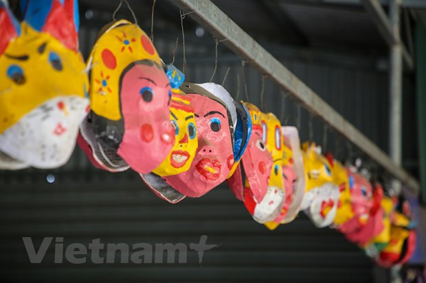  En comparación con la época de hace dos o tres años, los juguetes tradicionales de la fiesta del Medio Otoño estaban casi en peligro de desaparecer, ahora se están recuperando cada vez más. Muchos juguetes, tales como cabezas de león hechas de papel, máscaras con rostros de animales o personajes de animados y linternas de diversas formas y colores, que estaban casi olvidados, ahora reaparecen en todas las tiendas. Los artículos artesanales tradicionales parecen dominar el mercado este año. Muchos consumidores tienden a comprar los productos seguros y elaborados domésticamente para sus hijos. Estos juguetes son artículos indispensables para los niños en cada Festival del Medio Otoño, que los ayudan a disfrutar de una fiesta feliz. (Foto: Vietnam +)