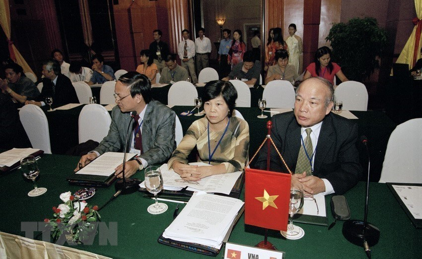 La VNA organizó la XXVII Reunión del Comité Ejecutivo de OANA y la XXI Reunión del Grupo de Expertos Técnicos de esa mayor organización de prensa regional en Hanoi, el 3 de octubre de 2005 (Foto: VNA)