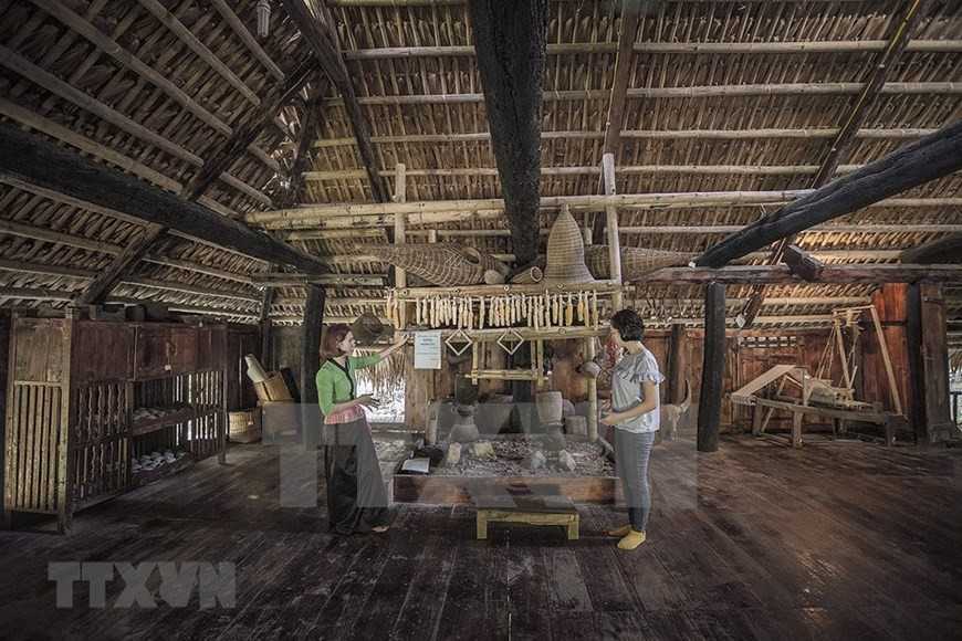 Una guía presenta los artefactos exhibidos en el museo (Foto: VNA)