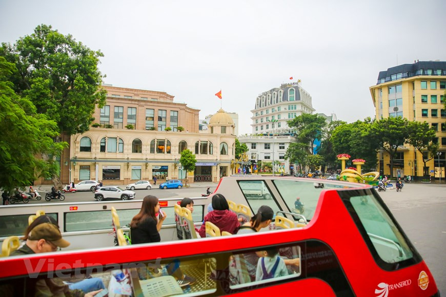 Iniciado en 2018, este servicio ofrece a turistas nacionales e internacionales experiencias inolvidables al llegar a la capital vietnamita. Muchas personas se sorprenden cuando ven una Hanoi extraña pero también familiar durante el paseo de 13,8 kilómetros por 30 sitios emblemáticos de Hanoi. El otoño es la mejor ocasión para experimentar el autobús de dos pisos con techo descapotable cuando el clima es fresco. El Departamento municipal de Transporte considera ofrecer en el futuro la opción de hacer estos recorridos en el horario nocturno para que los viajeros puedan disfrutar del clima más fresco y evitar la congestión del tráfico. (Foto: Vietnam+)