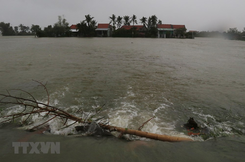 La crecida de las aguas inunda 300 viviendas en el distrito de Tay Hoa de la provincia central de Phu Yen. (Foto: Pham Cuong-Xuan Trieu / VNA)