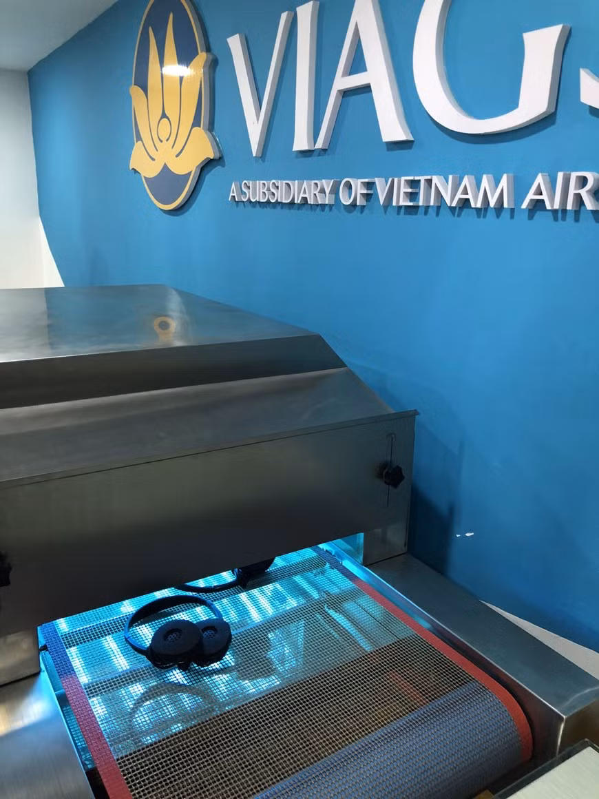 Los auriculares se desinfectan con rayos UV, una de las soluciones que se llevan barajando desde el inicio de la pandemia del COVID-19. Los rayos ultravioletas han ido apareciendo en medios de comunicación desde marzo como posible método para esterilizar espacios y pulverizar al virus. La luz ultravioleta (UV) es una forma de luz invisible al ojo humano. Ocupa la porción del espectro electromagnético situada entre los rayos X y la luz visible. El sol emite luz ultravioleta; sin embargo, la capa de ozono terrestre absorbe gran parte de ella. Según expertos, no es recomendable comprar lámparas ultravioletas para desinfectar los hogares, ya que puede ser peligroso utilizarlas. (Fuente: Vietnam+)