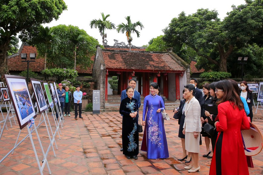 Japón es actualmente el cuarto socio comercial de Vietnam, con un valor de intercambio de 40 mil millones de dólares, y el segundo mayor inversor, con unos 60 mil millones de dólares en cuatro mil 600 proyectos. Tokio también constituye el mayor proveedor de ayuda oficial para el desarrollo del país indochino. La visita oficial a Vietnam del primer ministro Suga Yoshihide se efectúa en el contexto que las relaciones bilaterales continúan desarrollándose en diversas áreas. Se ha fortalecido la confianza política y se mantiene las visitas y contactos de delegaciones a todos los niveles, especialmente entre los dirigentes de alto rango. (Fuente: Vietnamplus)