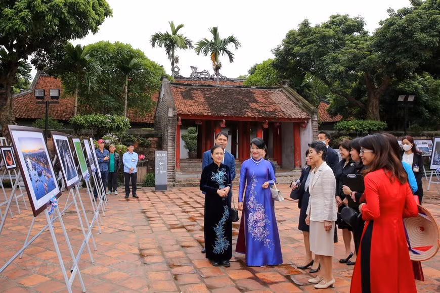 Japón es actualmente el cuarto socio comercial de Vietnam, con un valor de intercambio de 40 mil millones de dólares, y el segundo mayor inversor, con unos 60 mil millones de dólares en cuatro mil 600 proyectos. Tokio también constituye el mayor proveedor de ayuda oficial para el desarrollo del país indochino. La visita oficial a Vietnam del primer ministro Suga Yoshihide se efectúa en el contexto que las relaciones bilaterales continúan desarrollándose en diversas áreas. Se ha fortalecido la confianza política y se mantiene las visitas y contactos de delegaciones a todos los niveles, especialmente entre los dirigentes de alto rango. (Fuente: Vietnamplus)