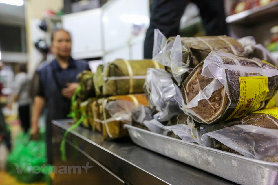 Se vende Gio Cha (jamón o salchicha de Vietnam) en la tienda de Quoc Huong en la calle de Hang Bong del distrito de Hoan Kiem, en la mañana del último día del año lunar. Este plato no solo es una comida favorita de las fiestas en Vietnam -entre ellos el Año Nuevo Lunar (Tet)-, sino también es muy utilizado como un regalo en las bodas. Aunque hay diferentes gustos gastronómicos en las tres regiones de Vietnam, existen platos comunes para celebrar el Tet, como entre los cuales se destaca especialmente el gio lua porque es un plato simple, que se prepara y se come fácilmente. Fuente: Minh Son / Vietnam +)