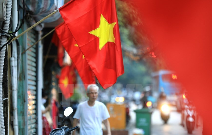 La calle Hang Bong en el centro de Hanoi se pinta de rojo con banderas para celebrar el Día Nacional. (Foto: VNA)
