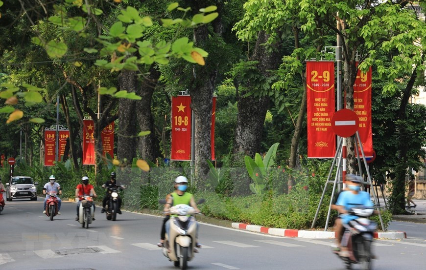 La calle Hoang Dieu en el centro de Hanoi se decora para celebrar el 75 aniversario del Día Nacional (Foto: VNA)