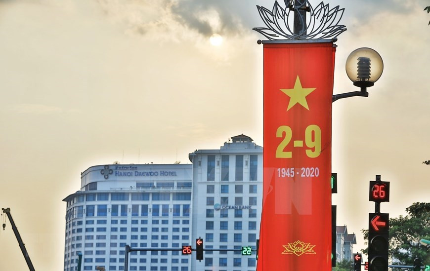 Las calles de Hanoi se decoran con banderas, flores y paneles para celebrar el 75 aniversario del Día Nacional (Foto: VNA)