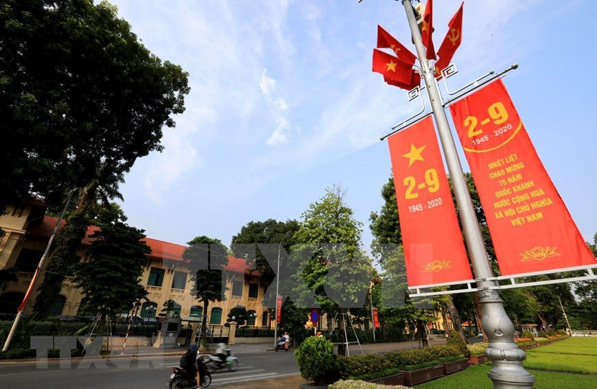Pancartas a lo largo de la carretera frente al mausoleo de Ho Chi Minh (Foto: VNA)