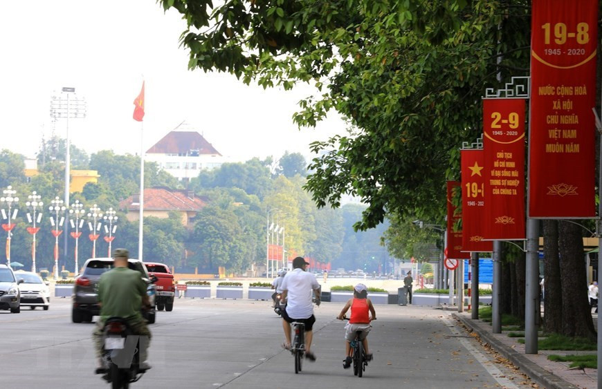 Se colocan pancartas a lo largo de la carretera frente al mausoleo de Ho Chi Minh (Foto: VNA)
