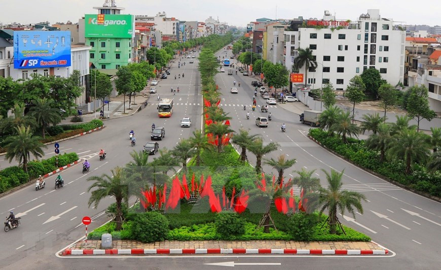 La calle Ngo Gia Tu en el distrito de Long Bien se decora con banderas y flores para celebrar el 75 aniversario del Día Nacional. (Foto: VNA)