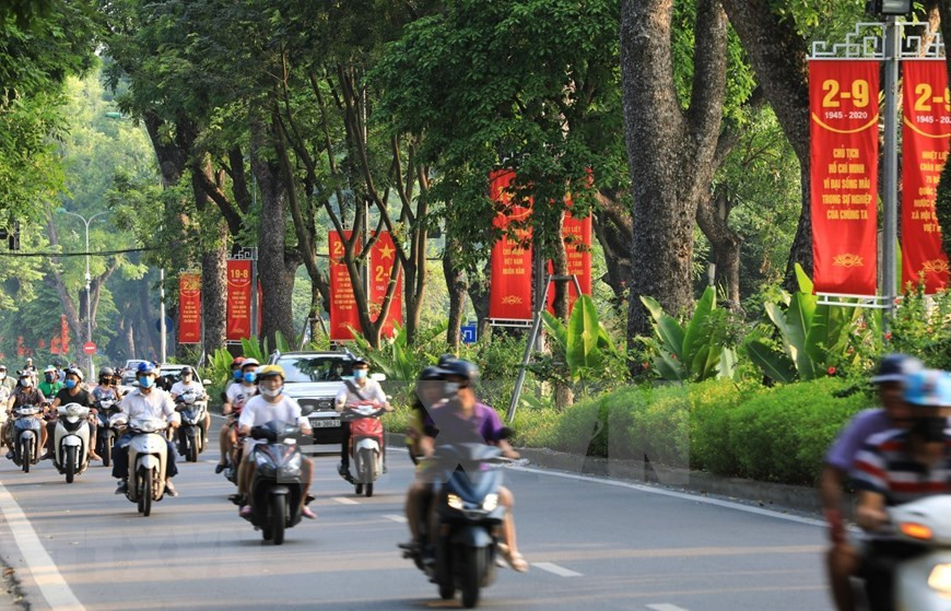 La calle Hoang Dieu en el centro de Hanoi se decora para celebrar el 75 aniversario del Día Nacional (Foto: VNA)