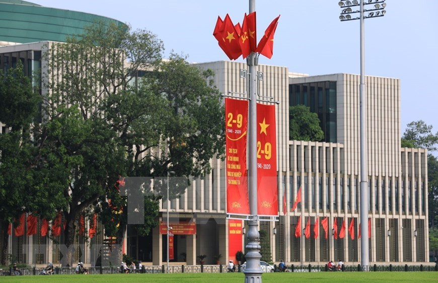 Pancartas a lo largo de la carretera frente al mausoleo de Ho Chi Minh (Foto: VNA)