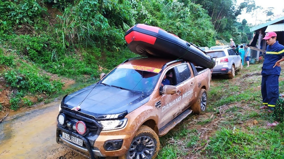 Vehículos entran en el área del deslizamiento de tierra en la comuna de Tra Leng (Foto: Tran Le Lam / VNA)