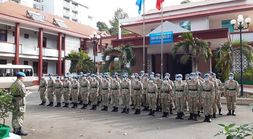 El Hospital Militar 175 ha capacitado a funcionarios y soldados del hospital de campaña de segundo nivel número 3 para participar en las operaciones de mantenimiento de la paz de las Naciones Unidas. En la foto: Los oficiales y soldados del hospital de campaña participan en el entrenamiento (Foto: Dinh Hang/VNA)