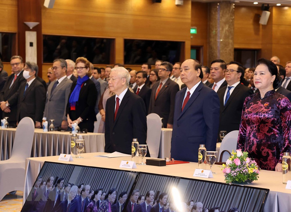 Los líderes de los países miembros de la ASEAN y los asistentes a la conferencia entornaron las notas del himno cantaron la canción de la ASEAN. (Fuente:VNA)