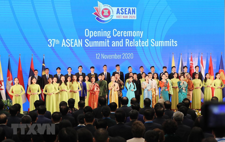 Los líderes de los países miembros de la ASEAN y los asistentes a la conferencia entornaron las notas del himno cantaron la canción de la ASEAN. (Fuente:VNA)