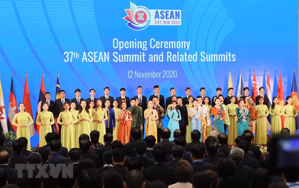 Los líderes de los países miembros de la ASEAN y los asistentes a la conferencia entornaron las notas del himno cantaron la canción de la ASEAN. (Fuente:VNA)