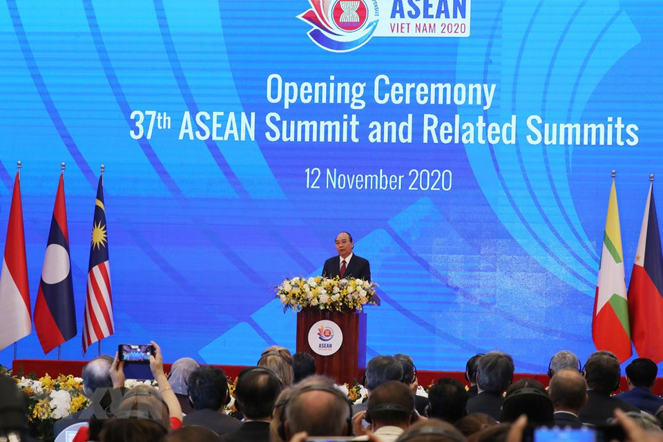 En su discurso de apertura, el premier hizo hincapié en el significado trascendental de la magna cita, una oportunidad para que el bloque complete todos los programas e iniciativas implementados desde principios de año, y al mismo tiempo, determine las orientaciones para la cooperación futura. (Fuente:VNA)