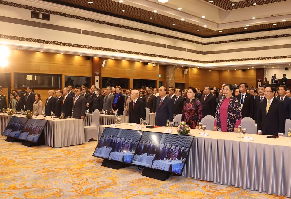 Los líderes de los países miembros de la ASEAN y los asistentes a la conferencia entornaron las notas del himno cantaron la canción de la ASEAN. (Fuente:VNA)