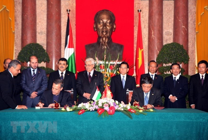 En 2010, el entonces director general de la VNA, Tran Mai Huong, y el portavoz de la Presidencia de Palestina, Nabil G.O. Aburudainah, rubricaron en Hanoi un acuerdo de cooperación bilateral atestiguado por el ex presidente vietnamita, Nguyen Minh Triet, y su homólogo del país del Oriente Medio, Mahmoud Abbas (Foto: VNA)