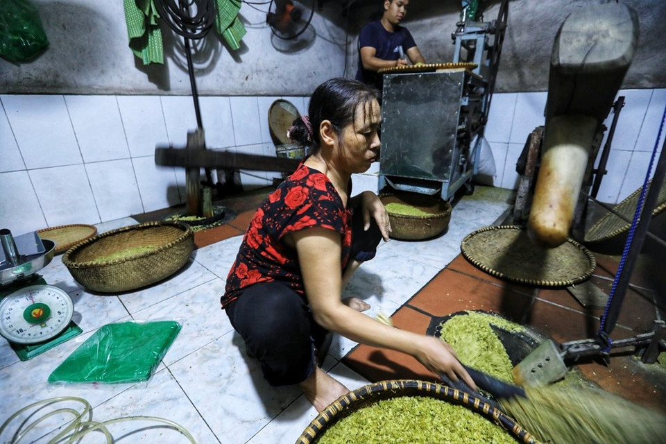 El proceso de trituración del Com lleva mucho tiempo. El Com es golpeado hasta cinco veces y después de cada ronda, la gente vuelve a examinarlo para eliminar las impurezas y las cáscaras de arroz hasta que esté limpio. (Fuente: VNA)