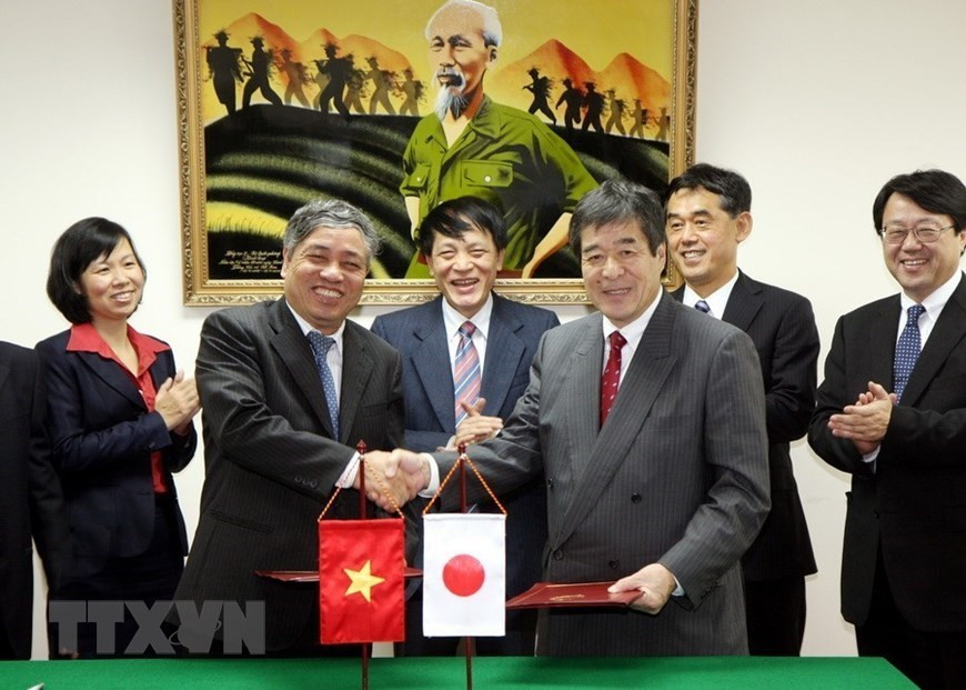 El ex director general de la VNA, Tran Mai Huong, sostuvo una reunión con una delegación de la agencia de noticias Kyodo (Japón) en Hanoi, el 22 de noviembre de 2010 (Foto: VNA)