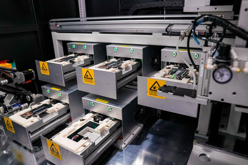 La empresa vietnamita VinSmart, subordinada al mayor conglomerado privado de Vietnam, VinGroup, coopera con la firma italiana de diseño Pininfarina para producir una nueva línea de teléfonos más inteligentes y de moda, y coherente con el lenguaje de diseño internacional, informó hoy una fuente oficial. El producto combina la calidad y el rendimiento sobresaliente de Vinsmart y la belleza elegante y exquisita de Pininfarina. Se da a conocer al público en 2020. En tal sentido, ambas partes trabajan juntas para crear un estilo específico para la nueva generación de teléfonos inteligentes de la marca Vsmart, incluidos el diseño del cuerpo, el método de visualización y el lenguaje operativo. (Fuente:Vietnamplus)