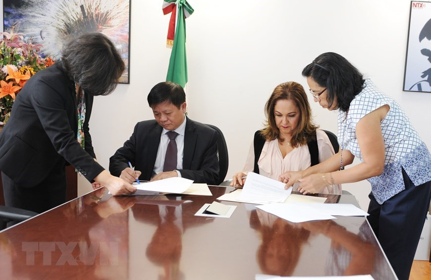 El subdirector general de la VNA, Dinh Dang Quang, y la directora de la agencia mexicana de noticias Notimex, Sanjuana Martínez Montemayor, firmaron un acuerdo de cooperación entre las dos entidades en México, en abril de 2019 (Foto: VNA)