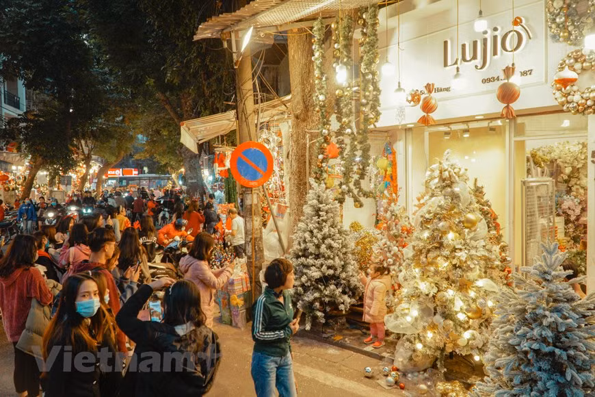 En Vietnam reside la segunda comunidad más grande de cristianos del Sudeste Asiático, por detrás de Filipinas. Es un país predominantemente budista y el Año Nuevo Lunar sigue siendo la fiesta más celebrada. En las grandes ciudades como Hanoi y Ho Chi Minh las celebraciones navideñas son más llamativas que en el resto del país. Las calles cercanas a las catedrales de Notre Dame o San José se llenan de adornos navideños y de jóvenes que salen a comer fuera y divertirse. Las tiendas y centros comerciales también aprovechan el tirón de la Navidad para su negocio. En Nochebuena, si eres cristiano, es común cenar en familia. Mientras, la Nochevieja suele celebrarse también con espectáculos de fuegos artificiales y todo tipo de comidas y fiestas. (Foto: Vietnam+)