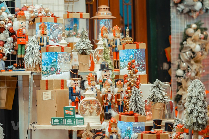 En Vietnam los días 24 y 25 de diciembre, a pesar de no ser festivos, se celebra la Navidad. Durante estos días las personas de varias religiones acuden a las iglesias, no solo los cristianos. Las iglesias más concurridas son la de San José en Hanoi y la de Duc Ba (Notre Dame) de Ciudad Ho Chi Minh. Los visitantes suelen orar, hacer peticiones y ruegos, así como deleitarse con las bonitas decoraciones navideñas. La gente disfruta de las decoraciones instaladas en los grandes centros comerciales y muchas iglesias muestran impresionantes belenes de gran tamaño. Además, durante la Navidad, los vietnamitas gustan de hacerse regalos. (Foto: Vietnam+)