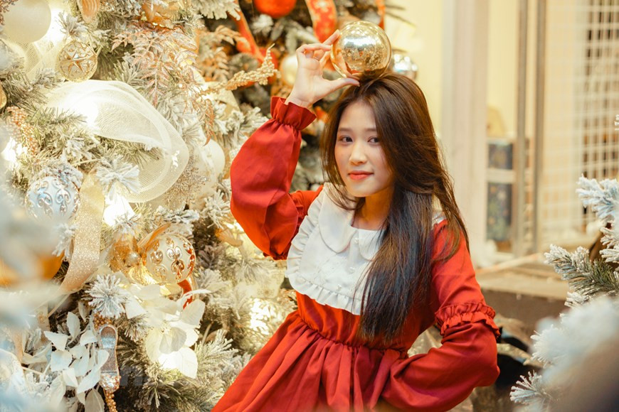 Los visitantes todavía no abarrotan la calle de Hang Ma, por lo que los jóvenes tienen mucho espacio para tomar fotografías en vísperas de Navidad. Según Dieu Linh, estudiante del Centro de Formación Vocacional de Economía y Técnica, este es el momento más apropiado para tomar buenas fotografías porque no hay muchas personas comprando y visitando la calle. Algunas tiendas de decoración cobran una tarifa por tomar fotografías para los visitantes que vienen sin comprar entre 20 mil y 50 mil dongs (de casi uno a dos dólares). Las tiendas están más concurridas los fines de semana que los días laborables. (Foto: Vietnam+)