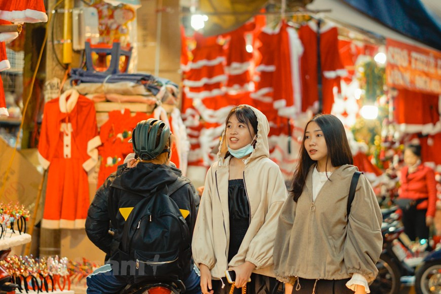 Falta más de medio mes para Navidad, pero la calle Hang Ma, en Hanoi, atrae a multitudes de personas a visitar, comprar y tomar fotografías. Conocida por sus tiendas que venden decoraciones, esta calle se “transforma” en cada ocasión de festivales. Especialmente durante el período de Trung Thu (Fiesta del Medio Otoño), Navidad y Tet (Año Nuevo Lunar), cientos de personas visitan cada día la calle Hang Ma para comprar decoraciones y pasar el rato. Con anterioridad, la Navidad era solo un festejo de católicos y protestantes, sin embargo, hoy día se convierte en una ocasión para que los vietnamitas de cualquier religión la disfruten, lo que brinda más oportunidades a empresas domésticas para presentar sus mercancías. (Foto: Vietnam+)