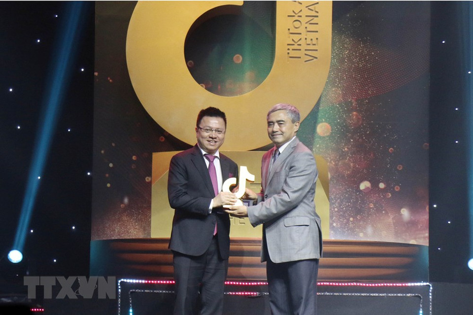 Se entregan premios en 11 categorías en esta primera edición de TikTok. Factcheckvn de la Agencia Vietnamita de Noticias (VNA) fue honrado con el premio de canal informativo de influencia social. El subdirector general de la VNA, Le Quoc Minh, recibe el premio (Foto: Tien Luc/VNA)