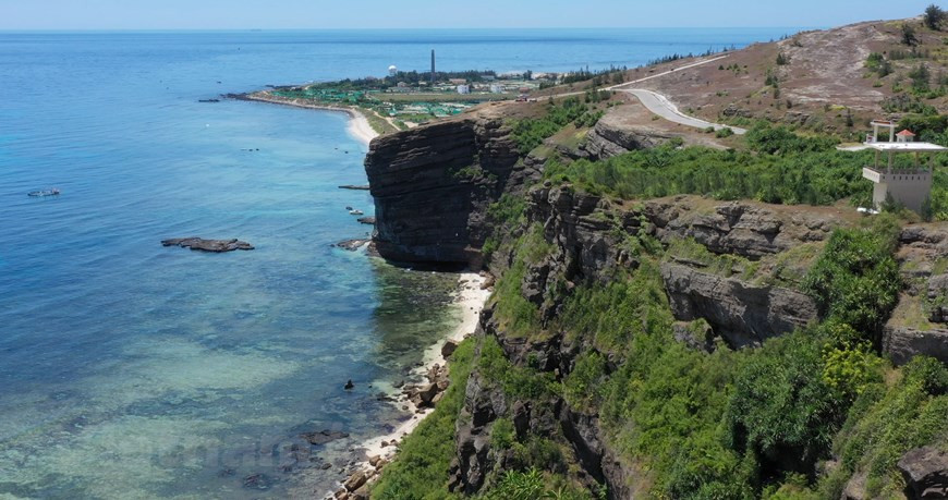 Los estudios demuestran que la geología, la topografía y la geomorfología de la isla de Ly Son se formaron después de erupciones de basalto hace unos diez mil años. La tectónica geológica ha creado singulares maravillas naturales, raras en el mundo. Las erupciones volcánicas y actividades relacionadas han dado lugar a interesantes paisajes naturales, importantes puntos geológicos con gran significación para la ciencia y valor turístico, tales como acantilados típicos de la cueva de Cau, la puerta de To Vo, la boca de Gieng Tien y la de Thoi Loi. El proceso tectónico también formó una capa de suelo basáltico fértil en la superficie sureña de la ínsula, adecuada para muchos cultivos, incluso el ajo, que es una especialidad famosa del lugar. (Fuente: Vietnam+)