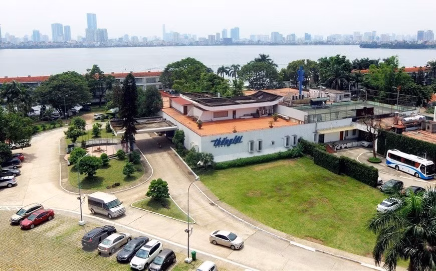 El hotel Thang Loi, en Hanoi, una de las cinco obras socioeconómicas donadas a Vietnam por Cuba en 1973, luego de la visita del líder cubano Fidel Castro. (Fuente: VNA)