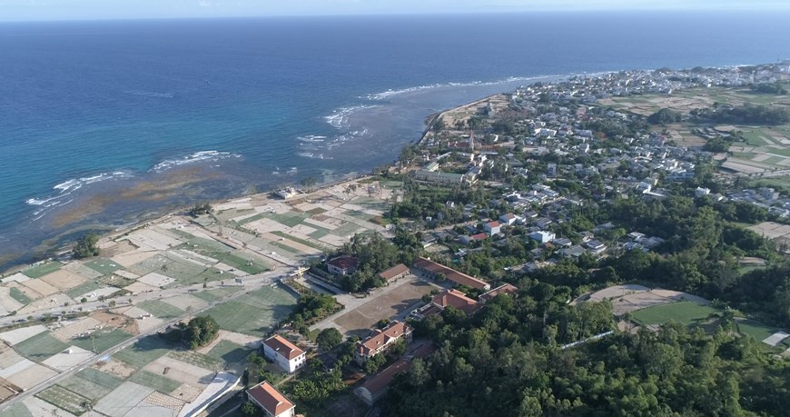 La isla Ly Son tiene un área de sólo unos 10 kilómetros cuadrados, pero cada pedazo del territorio está impregnado de la huella cultural de los ancestros. Según las genealogías de la corte imperial, preservadas por las familias Vo, Pham, Ly y otras, la flotilla de Hoang Sa es el nombre de los soldados marineros liderados por los Señores Nguyen, de Dang Trong (porción sureña de Vietnam), que salieron a principios del siglo XVII para explotar productos marinos, medir las rutas marítimas, proteger, así como plantar los hitos de soberanía en los archipiélagos de Hoang Sa (Paracel) y Truong Sa (Spratly). (Fuente: Vietnam+)