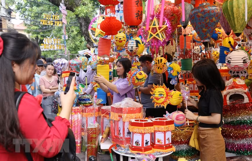 Jóvenes hacen bonitos recuerdos en Hang Ma (Fuente:VNA)