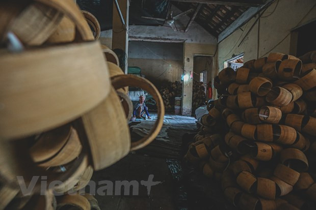 En la aldea de Ong Hao, cada producto elaborado se considera como un fruto del entusiasmo de los trabajadores calificados. El Festival del Medio Otoño es una festividad anual celebrada por varios países en Asia, tales como China, Vietnam, Corea del Sur y Japón. Cada sitio tiene su costumbre diferente en la fiesta. En Vietnam, el Festival del Medio Otoño es ocasión para que los miembros de la familia se reúnan, y los niños se diviertan con sus juguetes por las calles, donde por estos días se realizan actuaciones de Mua Rong (danzas de dragón) y Mua Lan (danzas de león), (Foto: Vietnam +)