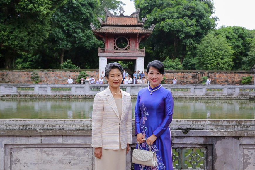 En el centro de Van Mieu está el Khue Van Cac o el Pabellón de los Versos Brillantes, una construcción cuadrada de dos plantas y nueve metros de altura, con techo de ocho piezas, cuatro superiores y cuatro inferiores. El piso inferior lo forman cuatro columnas cuadradas adornadas con relieves ideográficos, mientras que la planta superior, de madera, tiene cuatro paredes idénticas con ventanas redondas en representación del sol y sus rayos. Los capitalinos eligieron en 2000 como símbolo oficial de la ciudad a Khue Van Cac, una construcción pequeña, simple, pero elegante y fina que se combina perfectamente con los árboles y la laguna de los alrededores. (Fuente: Vietnamplus)